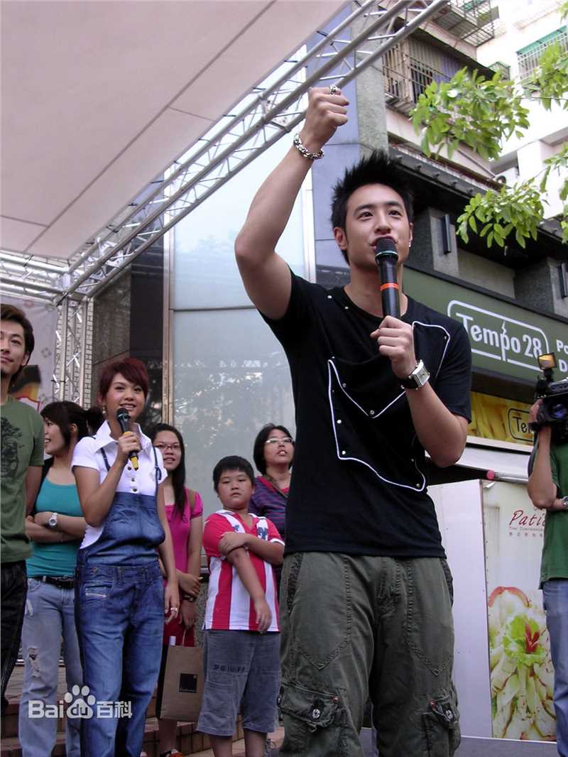 潘玮柏(Wilber Pan)不良笑花活动照前后照片