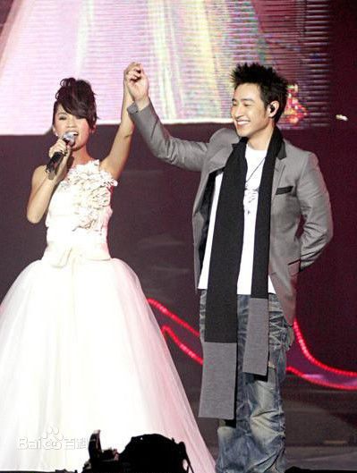 潘玮柏(Wilber Pan)不良笑花活动照前后照片