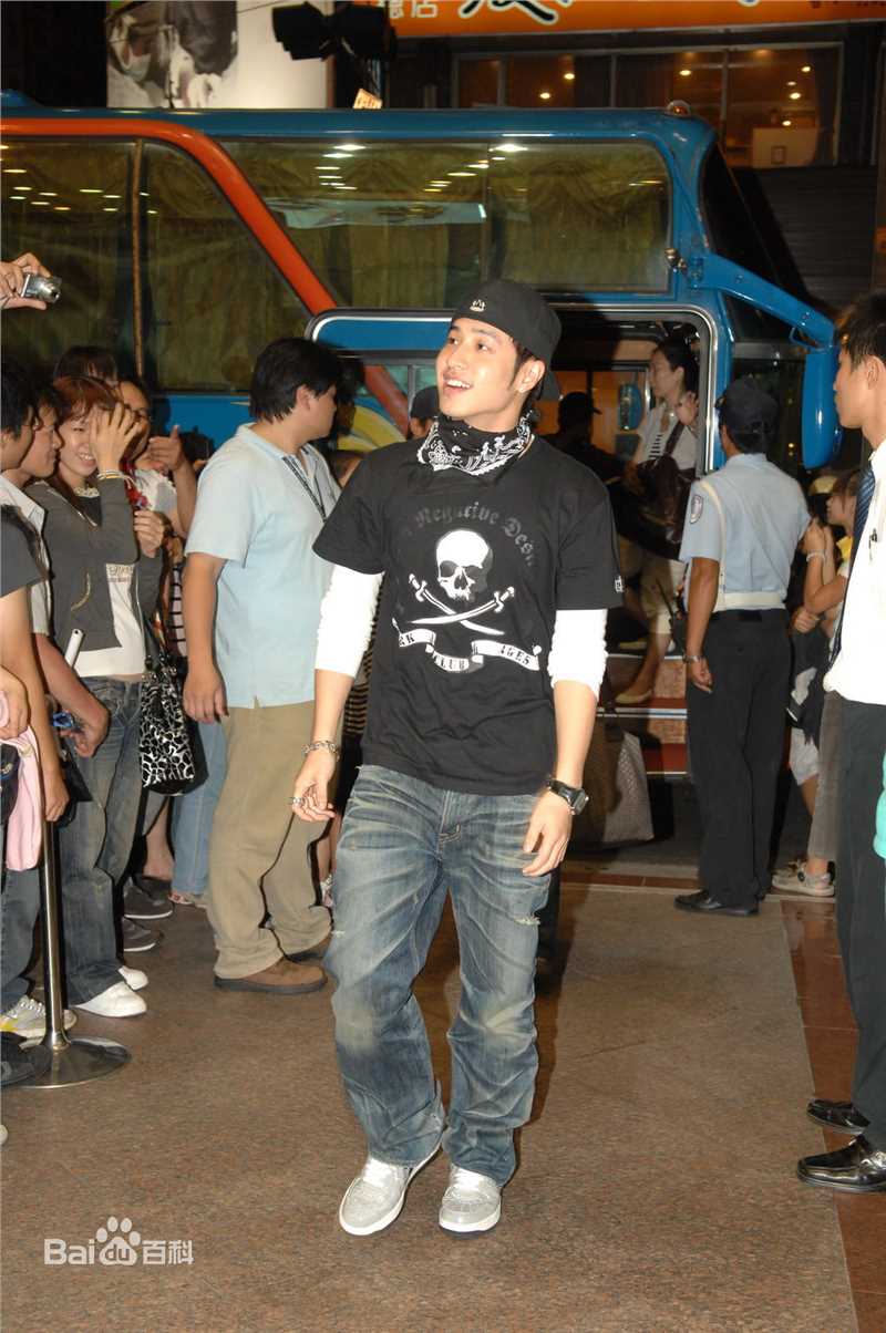 潘玮柏(Wilber Pan)不良笑花活动照前后照片