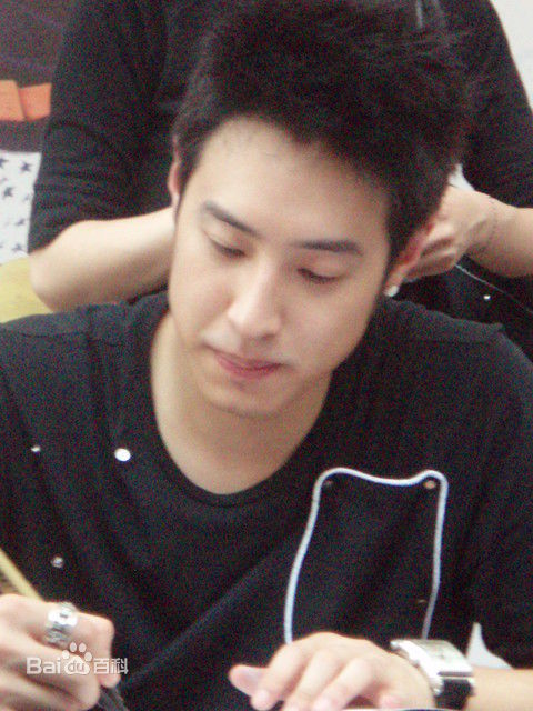 潘玮柏(Wilber Pan)不良笑花活动照前后照片