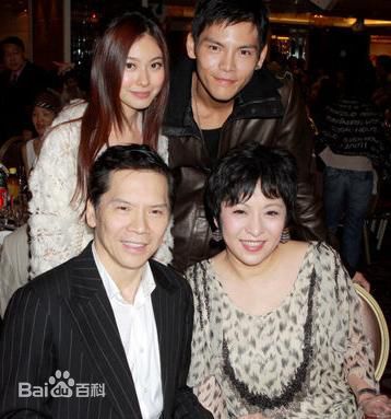 向华强(Charles Heung)家人合影壁纸壁纸