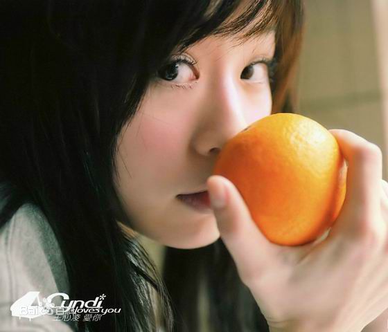 最新王心凌(Cyndi Wang)在《爱你》中的壁纸