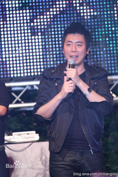 梁赫群(Vicent)工作中照素颜照相册