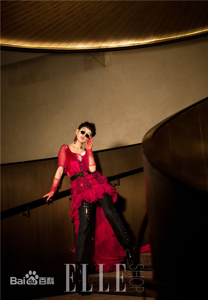 李晓峰2018风格大片 造型独特性感图片图集