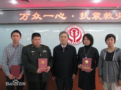 咏梅积极参与公益慈善事业素颜照相册