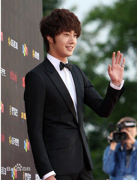 丁一宇(JungilWoo)参加百想艺术大赏图片图集