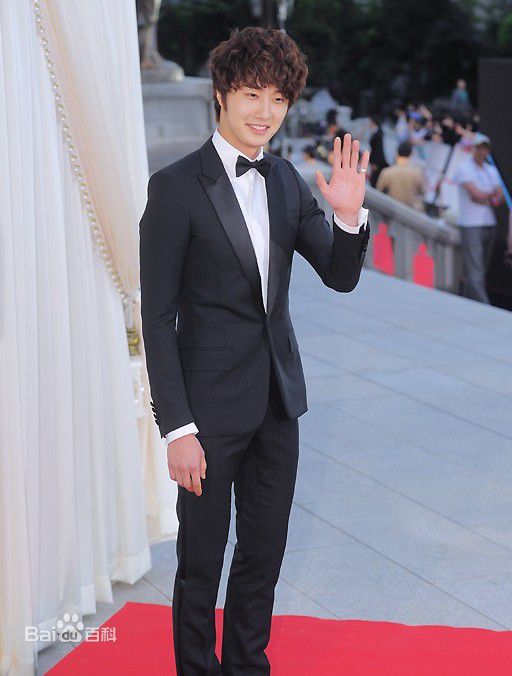 丁一宇(JungilWoo)参加百想艺术大赏图片图集