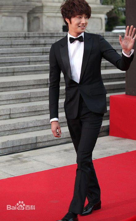 丁一宇(JungilWoo)参加百想艺术大赏图片图集