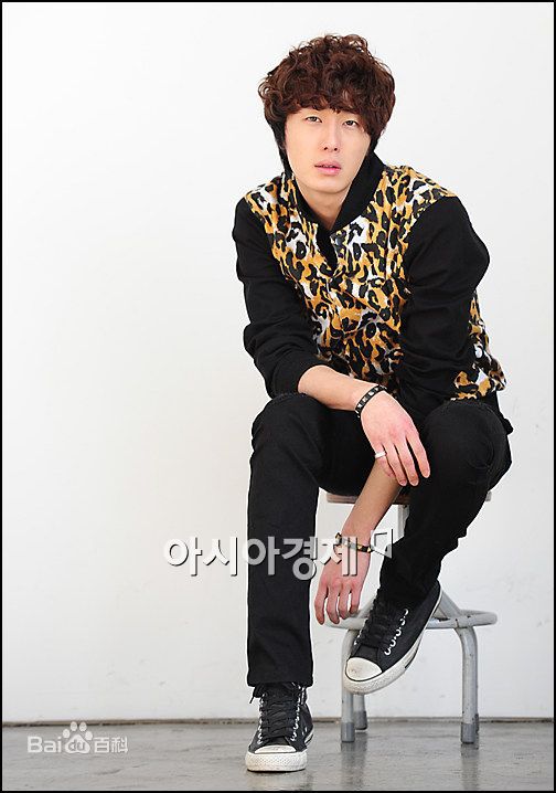 丁一宇(JungilWoo)笑靥如花性感图片壁纸