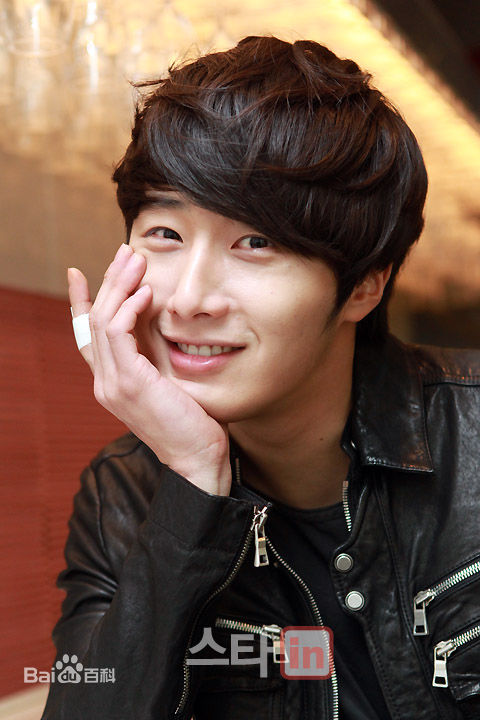 丁一宇(JungilWoo)笑靥如花性感图片壁纸