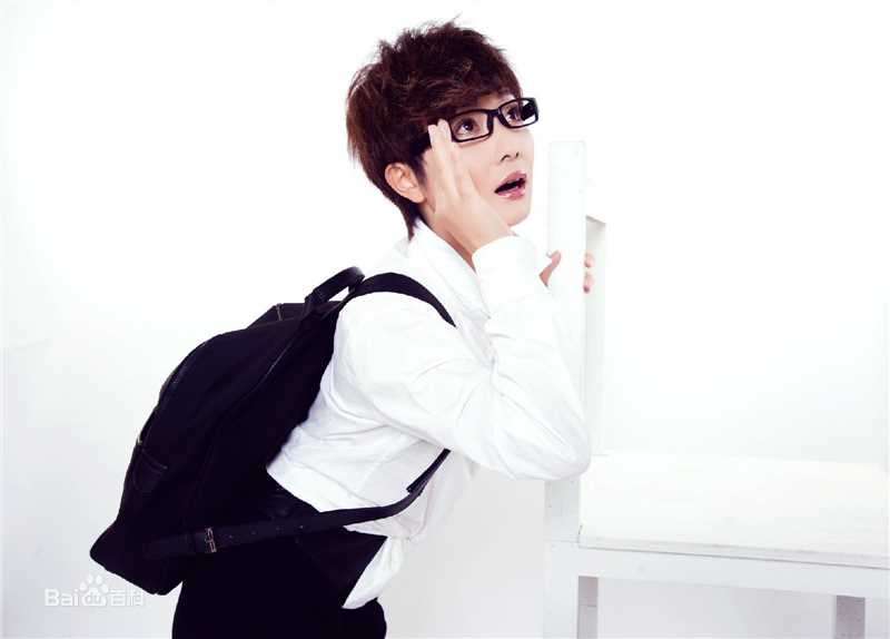 蒋林静(Jiang Linjing)现代造型素颜照壁纸