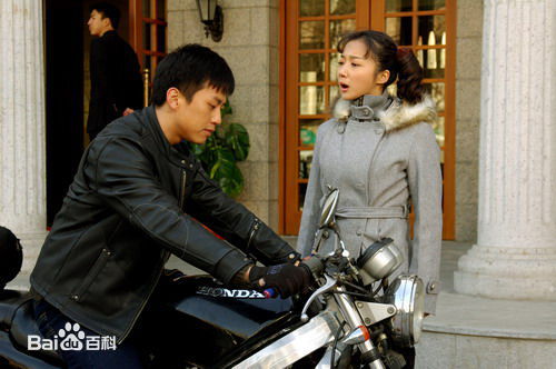 精选李依晓(Yixiao Li)在《甜蜜蜜》白莎莎中的图册