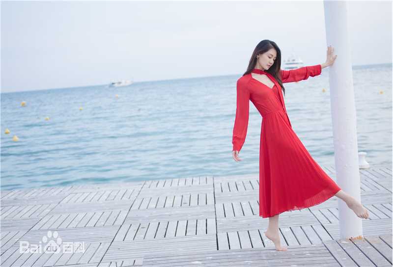 苗苗(Vivi)海边红裙前后照片
