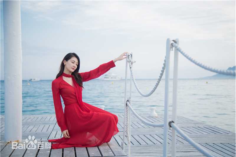 苗苗(Vivi)海边红裙前后照片