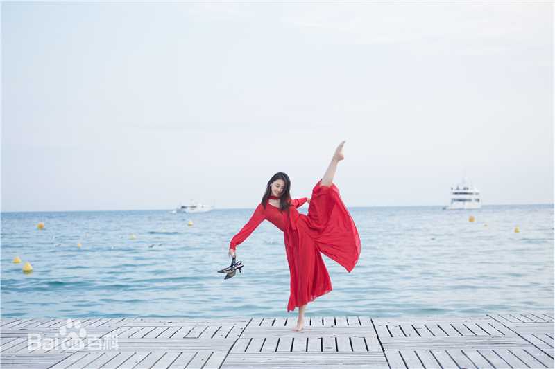 苗苗(Vivi)海边红裙前后照片