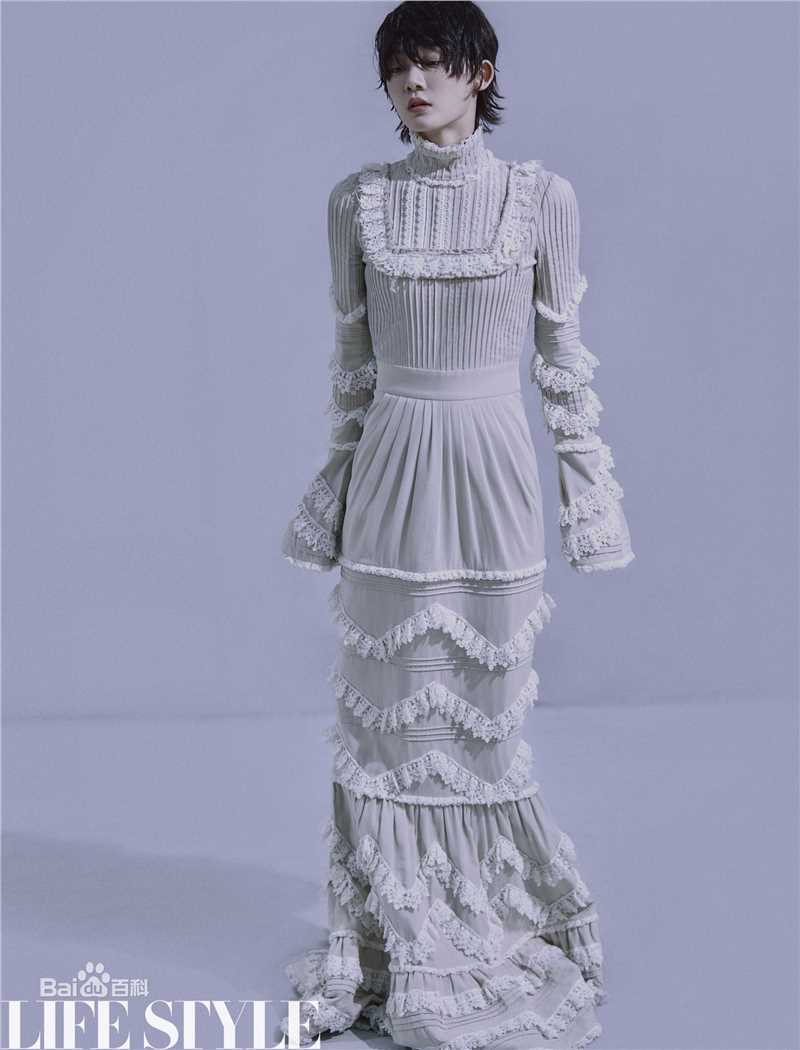 苗苗(Vivi)最新《精品购物指南》封面图集