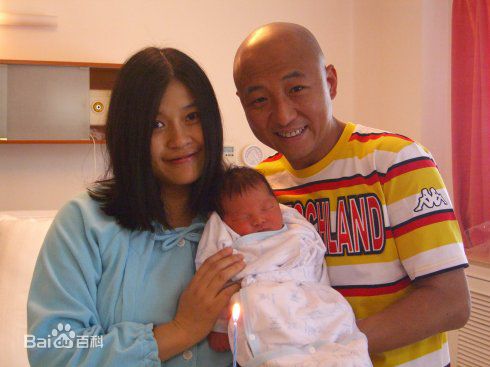 周晓鸥和前妻及其子图册