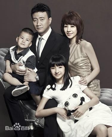 卢芳(LuFang)及其家人图片图册