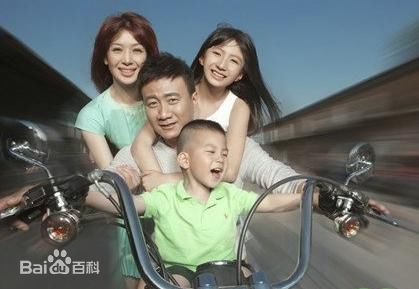 卢芳(LuFang)及其家人图片图册