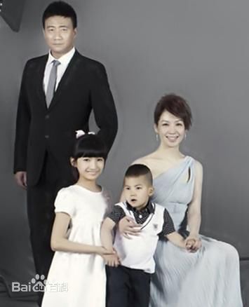 卢芳(LuFang)及其家人图片图册