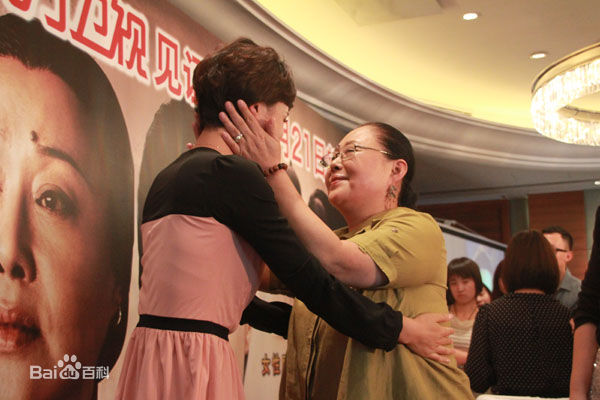 高清黄曼(Huang man)在上海为新剧《母亲母亲》造势宣传中的图集