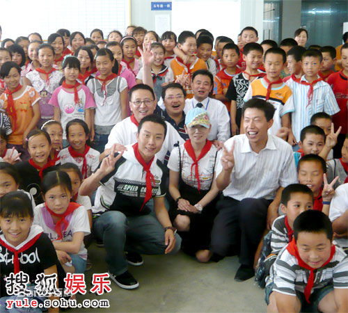 李玉刚资助大，小学生。地震捐款。前后照片