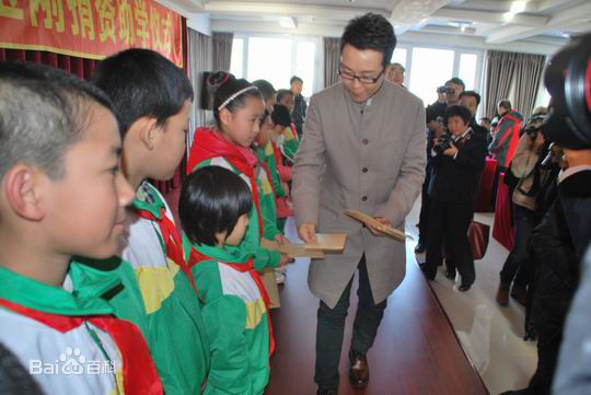 李玉刚资助大，小学生。地震捐款。前后照片