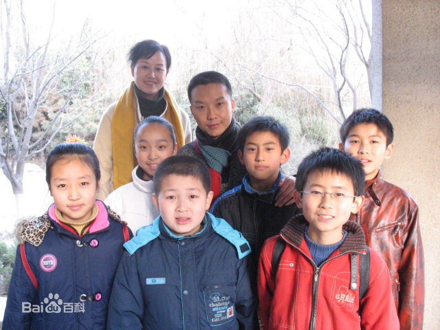 李玉刚资助大，小学生。地震捐款。前后照片