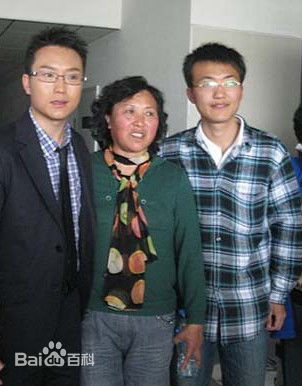 李玉刚资助大，小学生。地震捐款。前后照片