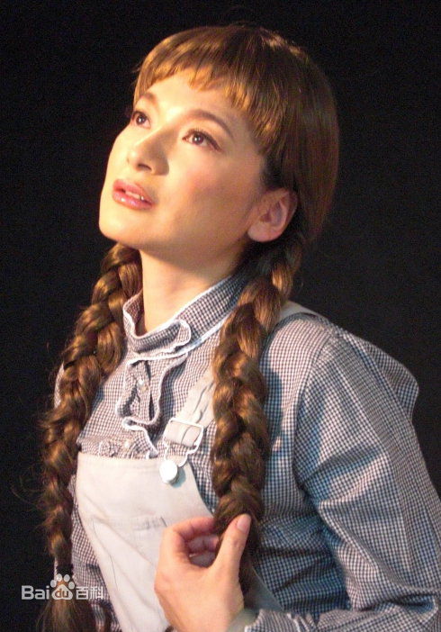 最新阎青妤在《遥远的道路》莉莉娅中的壁纸