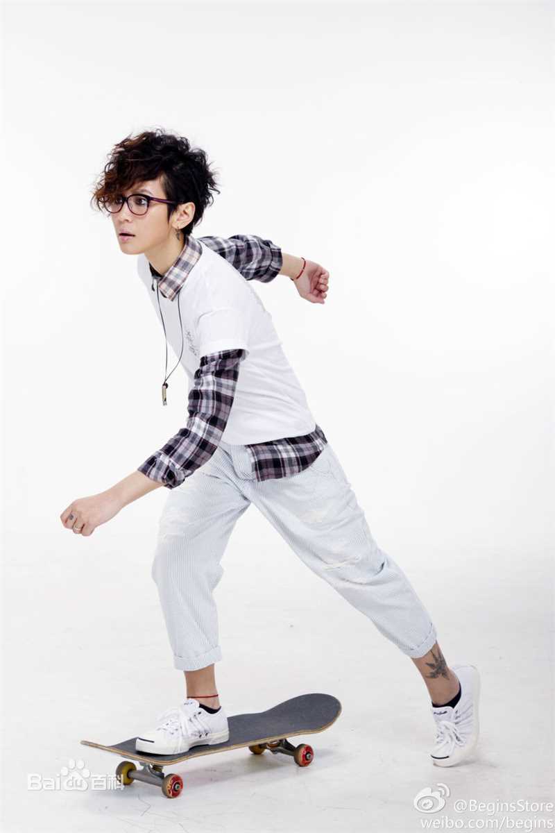 周笔畅(BiBi Zhou)自创潮牌“Begins”前后照片