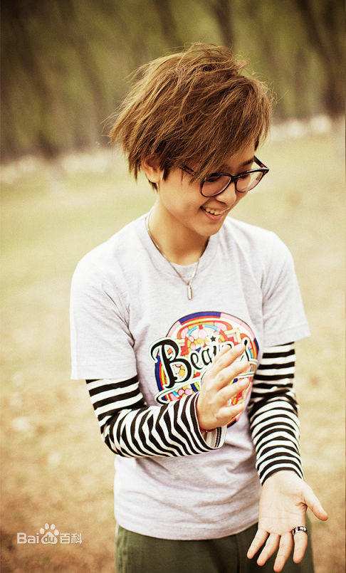 周笔畅(BiBi Zhou)自创潮牌“Begins”前后照片