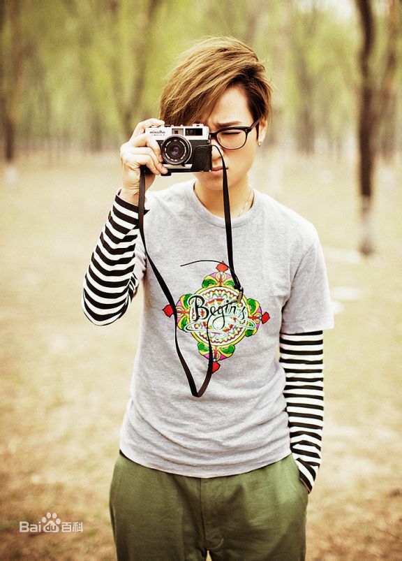 周笔畅(BiBi Zhou)自创潮牌“Begins”前后照片