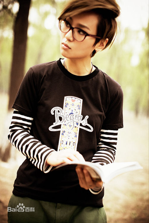 周笔畅(BiBi Zhou)自创潮牌“Begins”前后照片