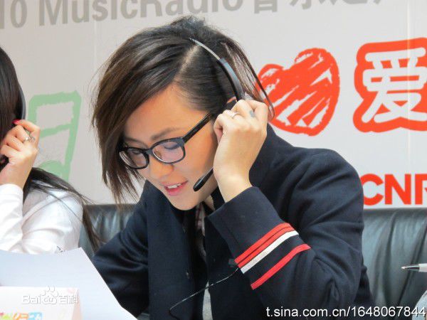 周笔畅(BiBi Zhou)的爱心正能量素颜照相册