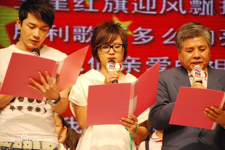 周笔畅(BiBi Zhou)的爱心正能量素颜照相册