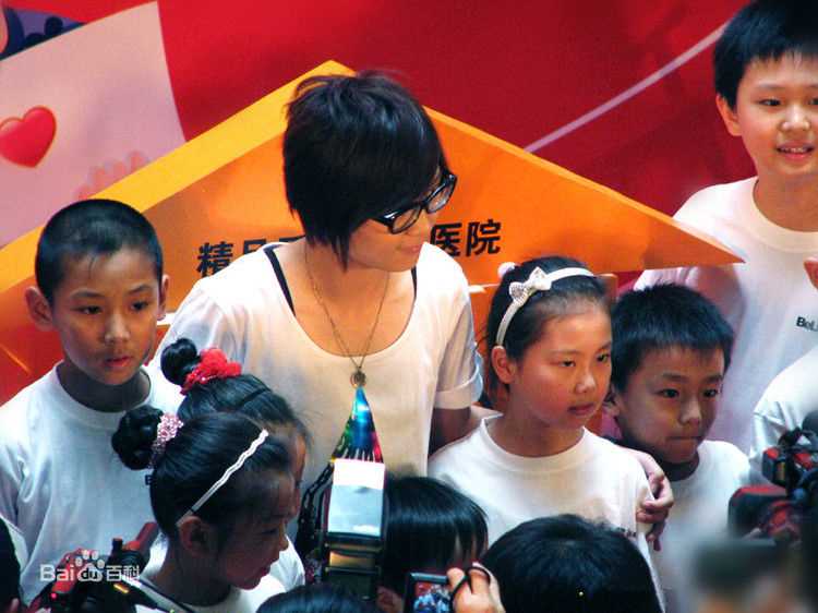 周笔畅(BiBi Zhou)的爱心正能量素颜照相册