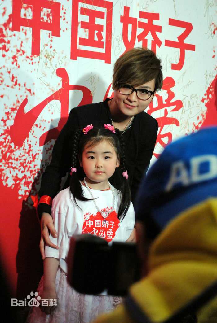 周笔畅(BiBi Zhou)的爱心正能量素颜照相册