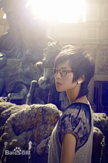 周笔畅(BiBi Zhou)引领“黑框眼镜”风潮前后照片