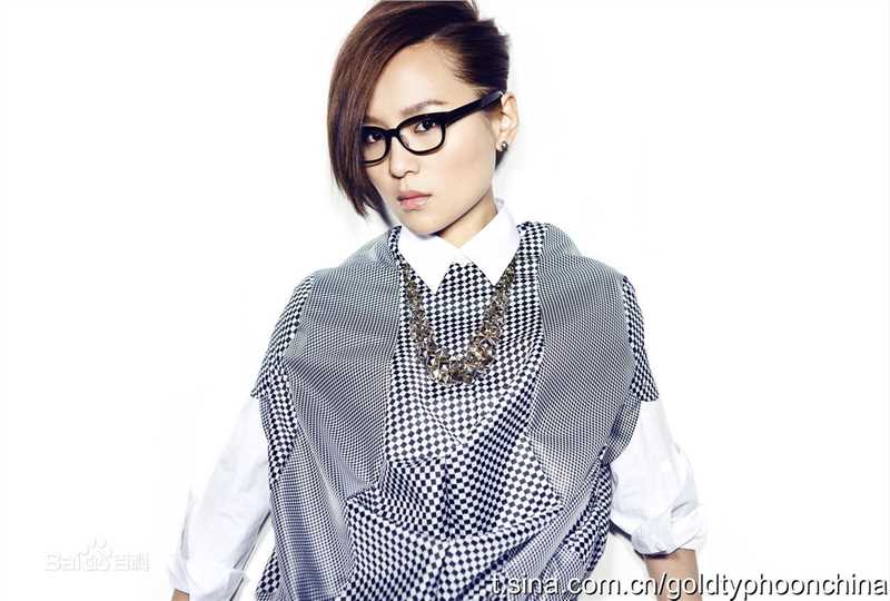 周笔畅(BiBi Zhou)引领“黑框眼镜”风潮前后照片