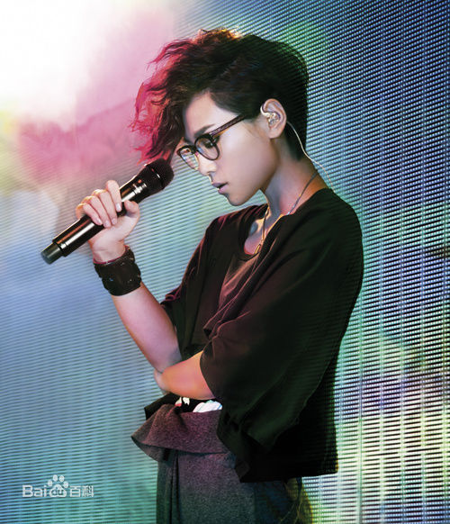 周笔畅(BiBi Zhou)引领“黑框眼镜”风潮前后照片