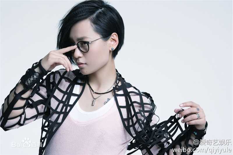 周笔畅(BiBi Zhou)引领“黑框眼镜”风潮前后照片