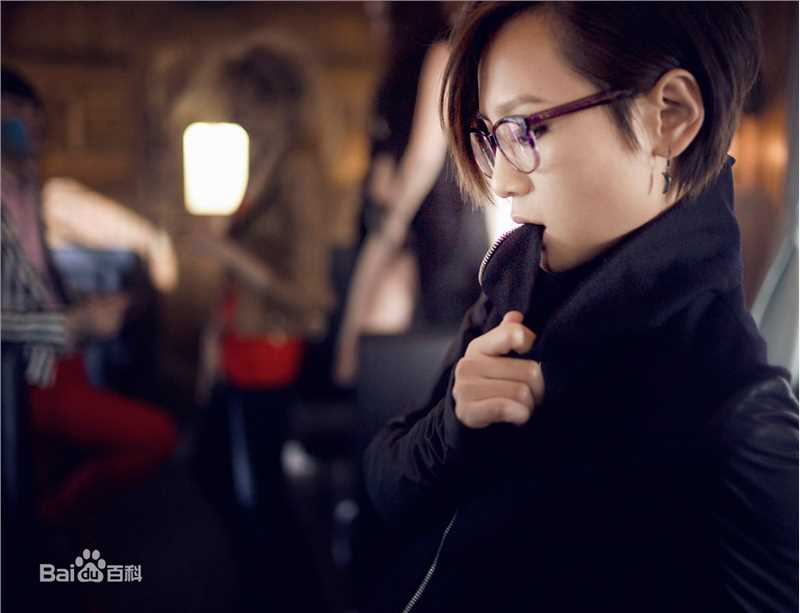 周笔畅(BiBi Zhou)引领“黑框眼镜”风潮前后照片