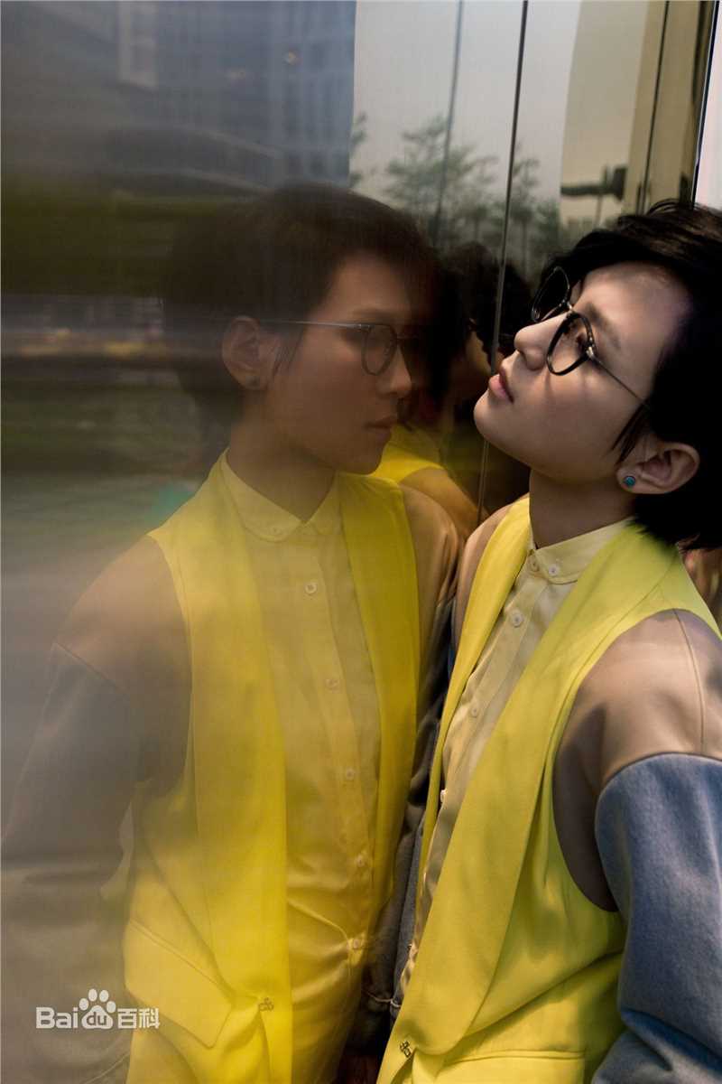 周笔畅(BiBi Zhou)引领“黑框眼镜”风潮前后照片