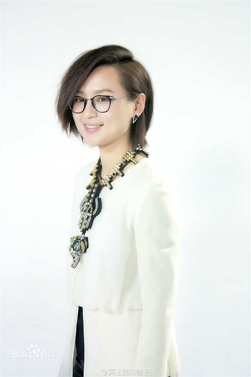 周笔畅(BiBi Zhou)引领“黑框眼镜”风潮前后照片