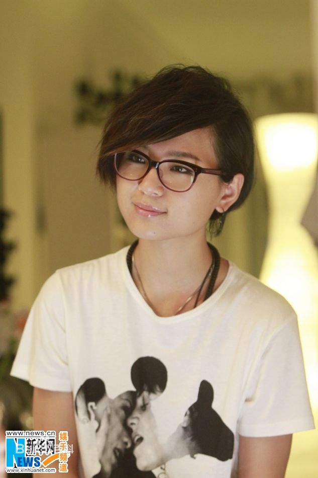 周笔畅(BiBi Zhou)引领“黑框眼镜”风潮前后照片