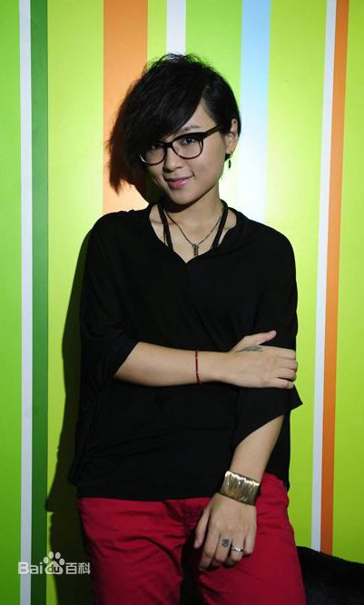 周笔畅(BiBi Zhou)引领“黑框眼镜”风潮前后照片