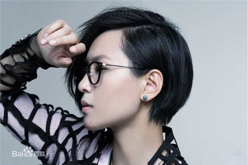 周笔畅(BiBi Zhou)引领“黑框眼镜”风潮前后照片