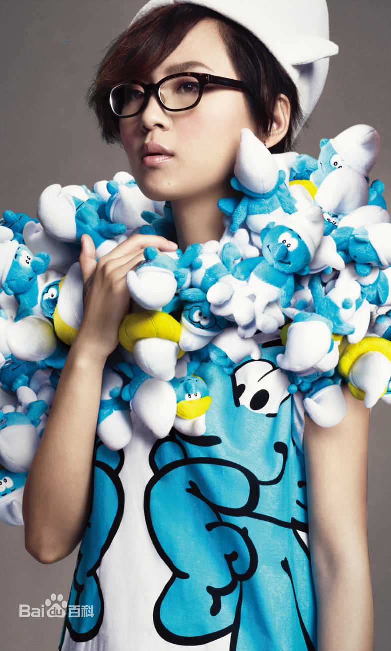 周笔畅(BiBi Zhou)引领“黑框眼镜”风潮前后照片