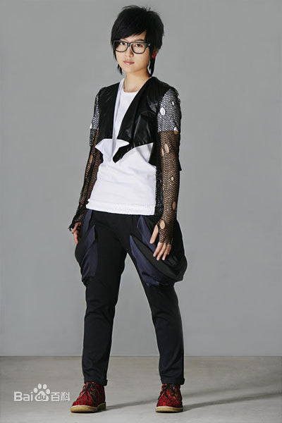 周笔畅(BiBi Zhou)引领“黑框眼镜”风潮前后照片